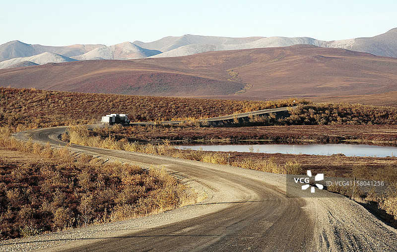 邓普斯特公路上的货运卡车图片素材