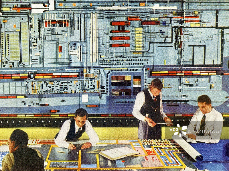 男士使用超级计算机工作图片素材