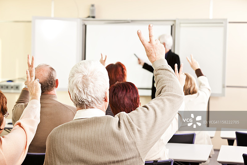 一群老年人参加商务研讨会图片素材