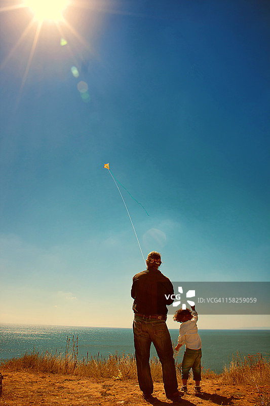 父子放风筝图片素材