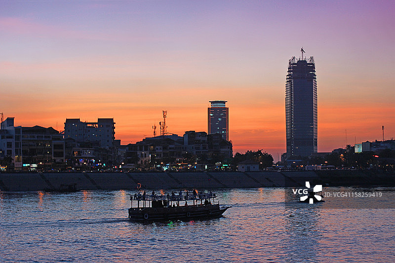 金边城市天际线和洞里萨河图片素材