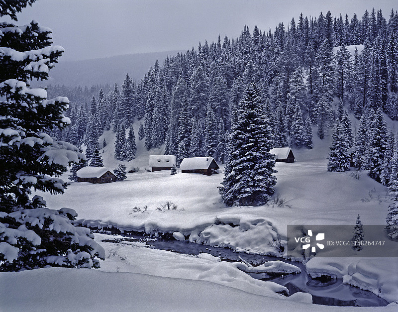月光下空灵的雪中小木屋图片素材