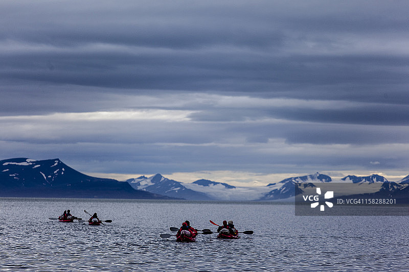 午夜阳光下的皮划艇运动图片素材