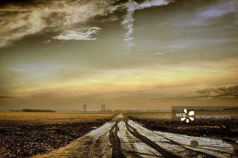 通往城市的道路图片素材