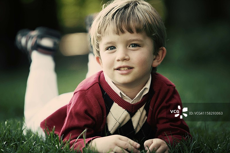 草地或院子里的小男孩图片素材