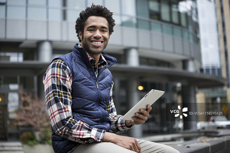 男子使用平板电脑图片素材
