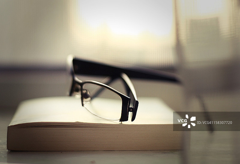 书本与眼镜图片素材