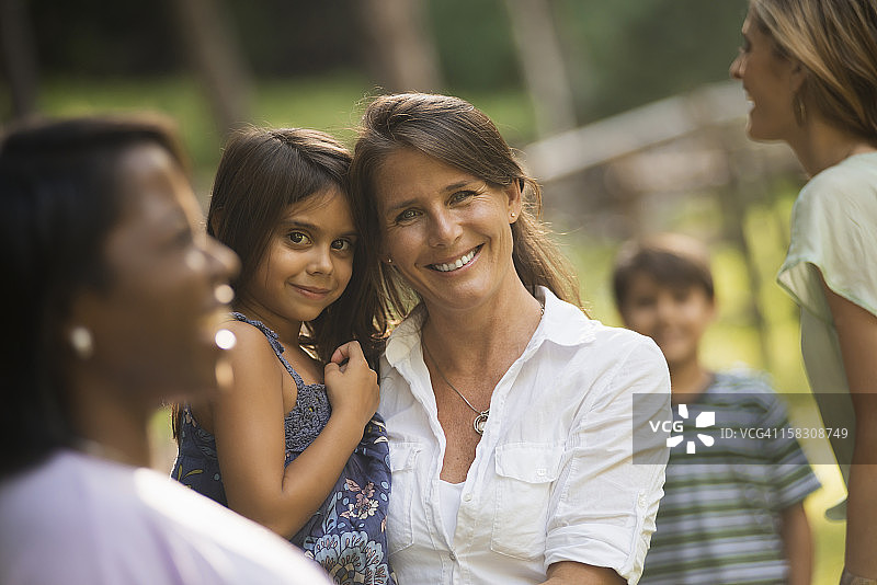 户外欢笑的妇女儿童图片素材