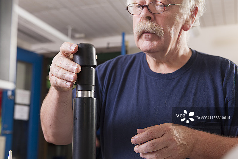 工程师在实验室安装O2电化学传感器探头的新膜图片素材