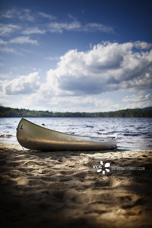 停靠在湖边或河岸上的独木舟图片素材