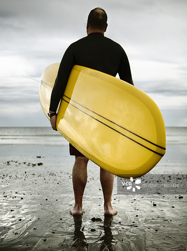 中年男子在罗克波特海滩冲浪图片素材