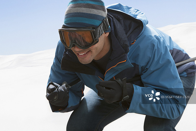 在雪地里滑雪的混血男人图片素材