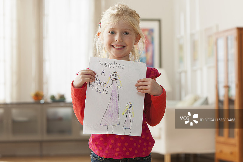 举着画作的白人女孩图片素材