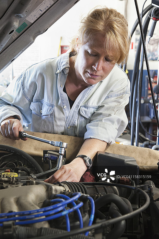 正在修理汽车引擎的白人男工图片素材