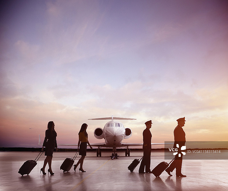 飞行员和机组人员在喷气机旁行走图片素材