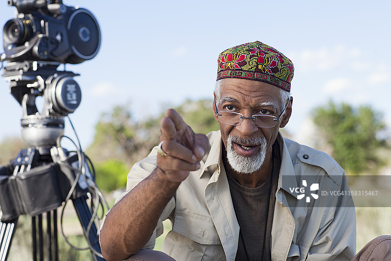 在电影摄影机旁的非裔美国人导演图片素材