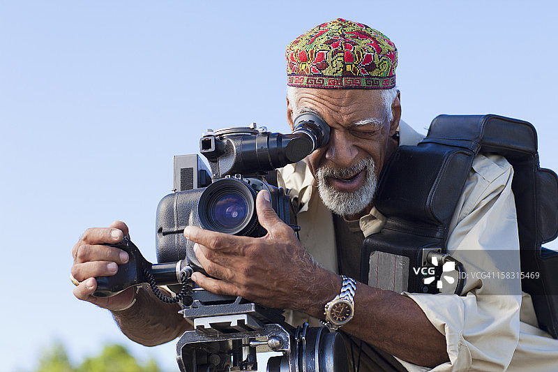 使用胶片相机的非裔美国男子图片素材