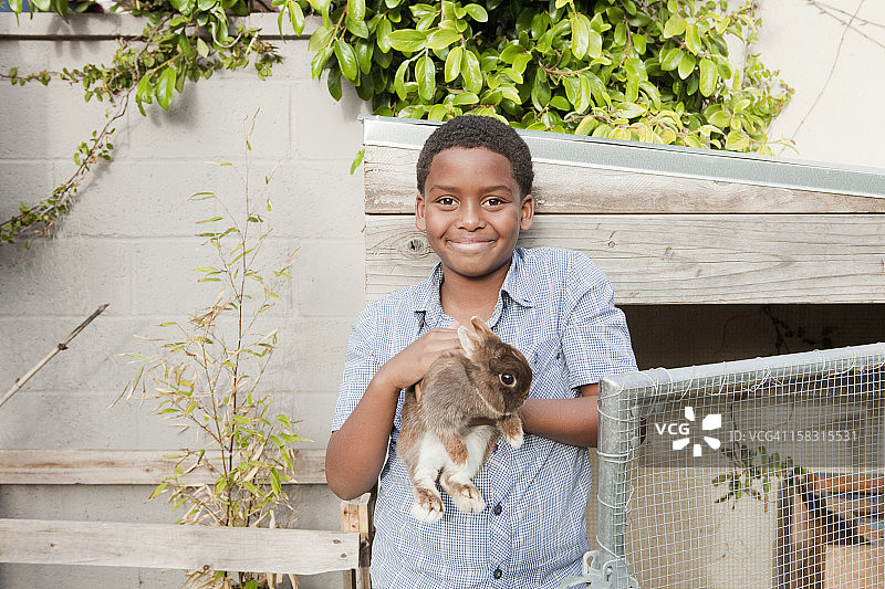男孩抱着兔子图片素材