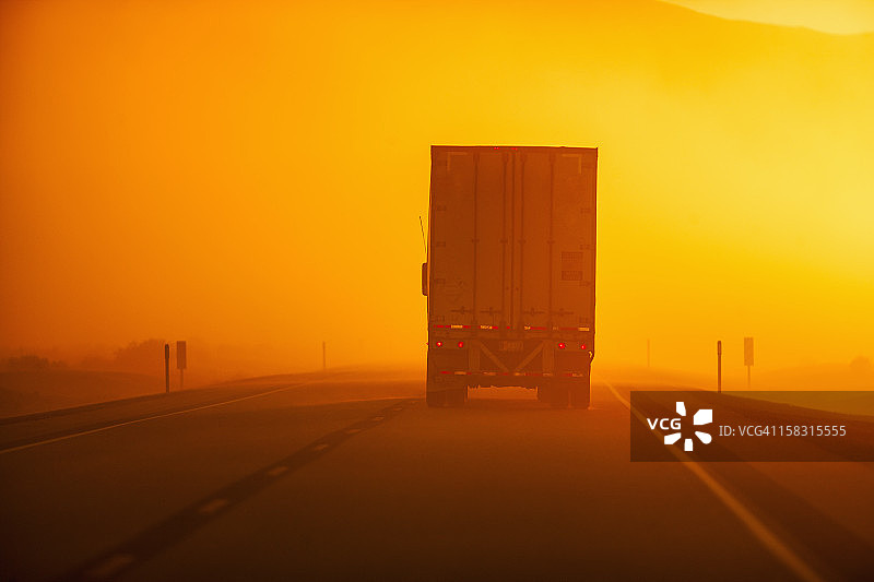 卡车在沙尘暴中行驶图片素材