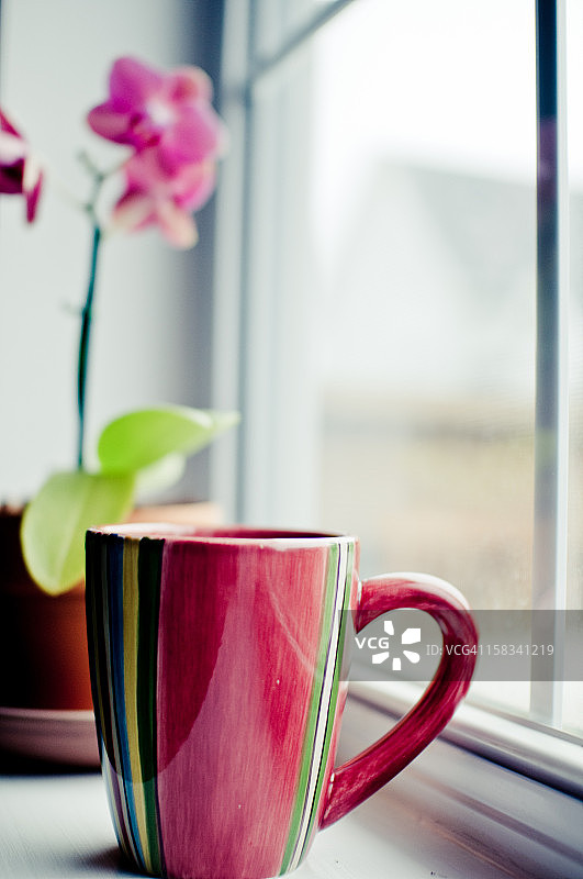 窗台上的彩色咖啡杯图片素材