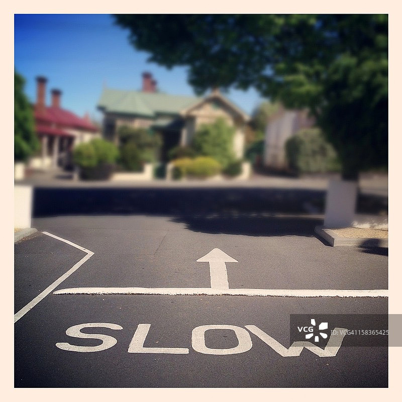 道路减速带，前方标有“慢行”字样图片素材
