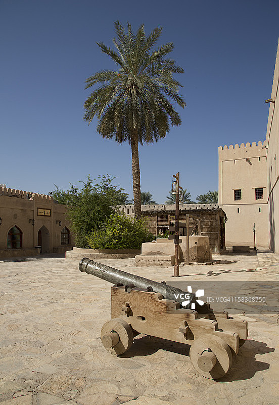阿曼阿拉伯堡垒中的旧式火炮图片素材