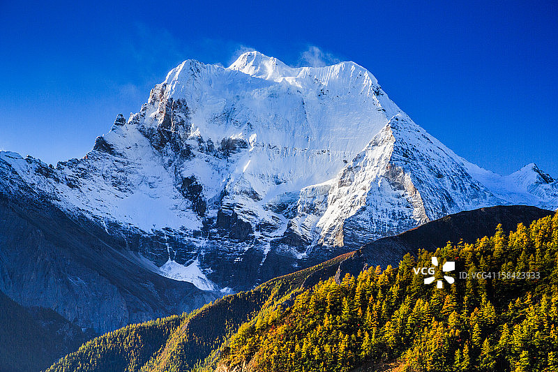 中国四川亚丁仙乃日雪山图片素材