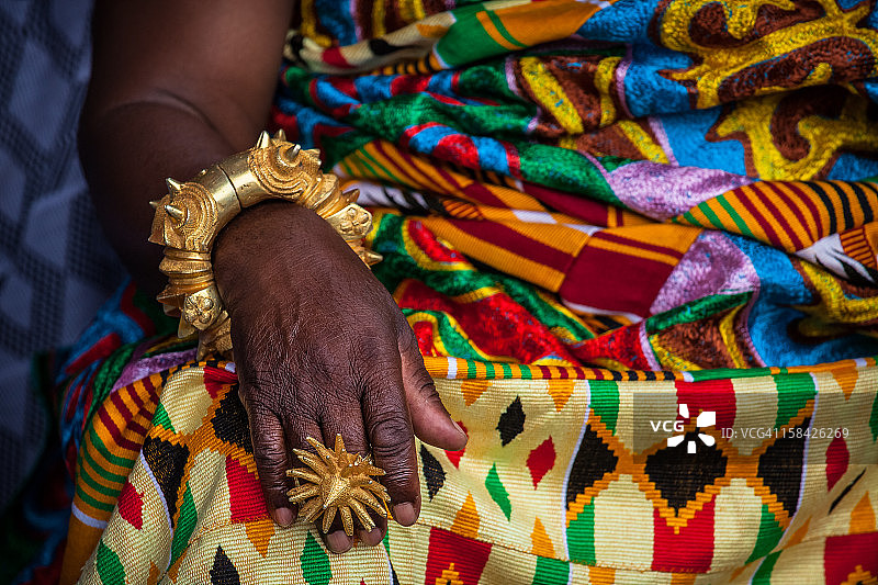 阿善蒂人佩戴的戒指和金色手镯图片素材