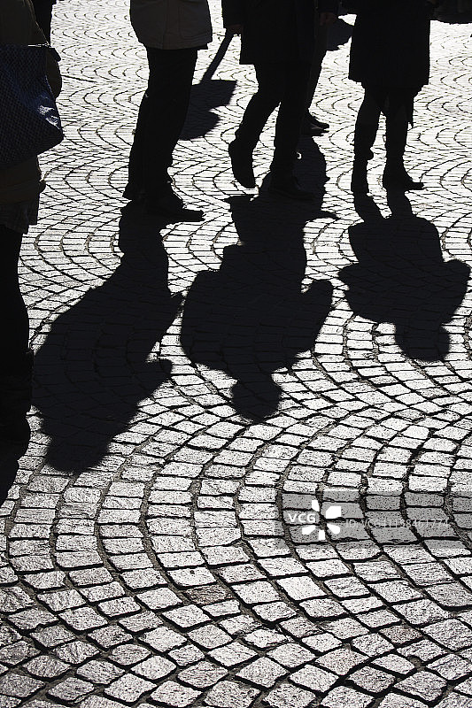 街上行人的剪影和阴影图片素材