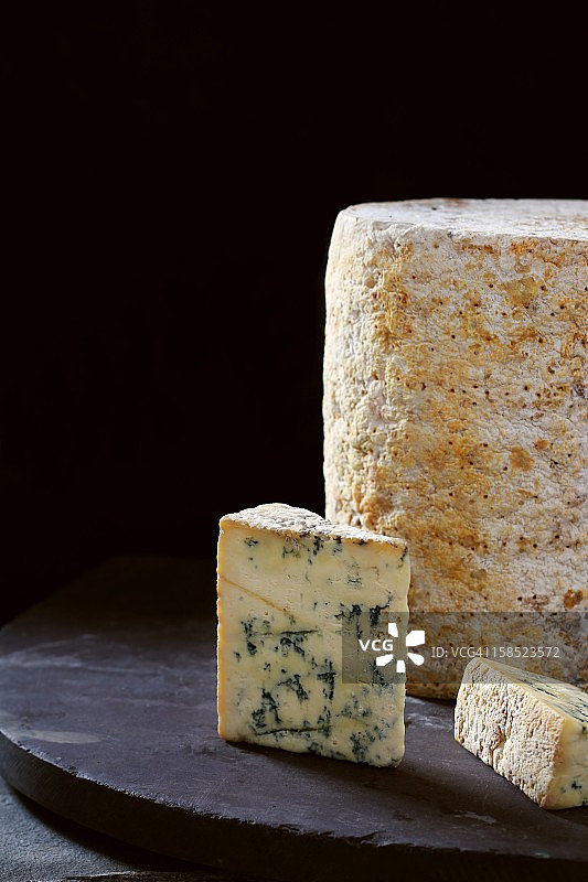 蓝斯蒂尔顿奶酪圆形切片图片素材