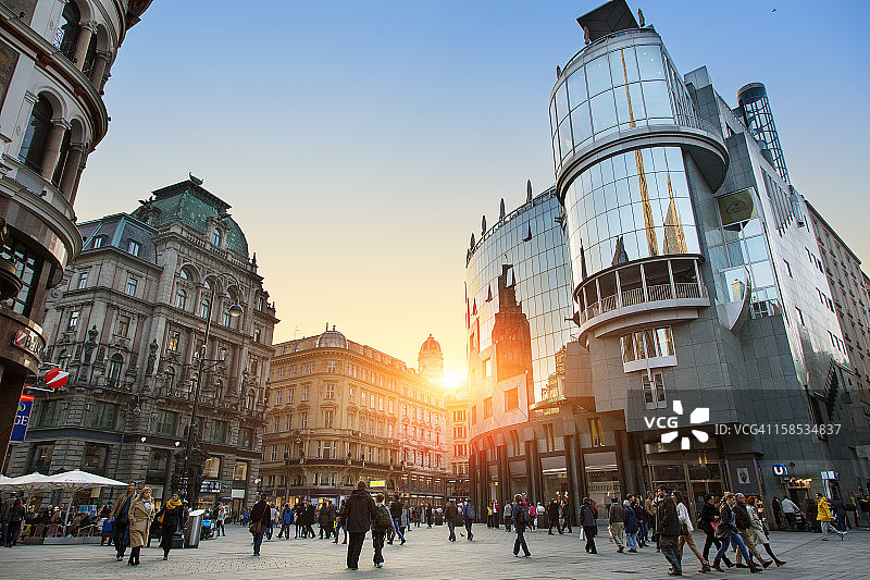 维也纳圣斯蒂芬广场日落图片素材