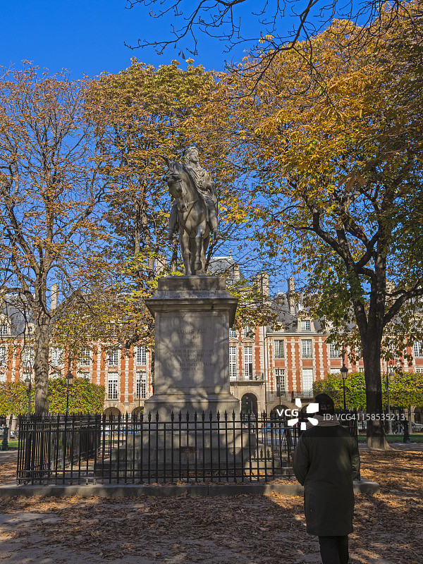 孚日广场的路易十三雕像图片素材