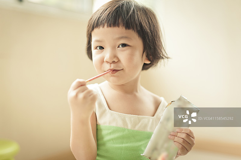 小女孩吃糖果图片素材