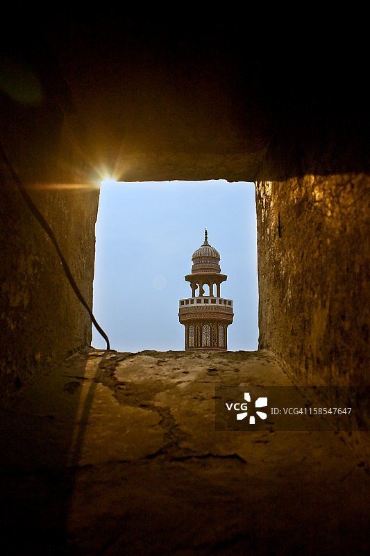 穿过秘密之窗图片素材