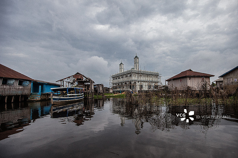 建在高跷上的甘维村的清真寺图片素材