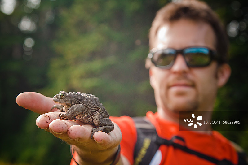 男人拿着青蛙图片素材