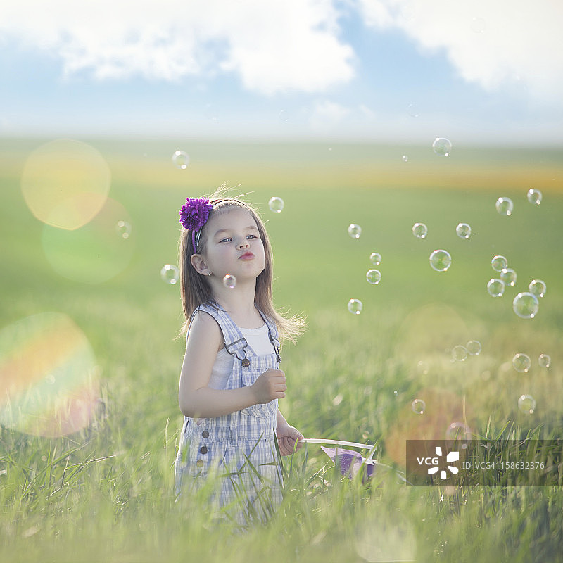 公园里的小女孩图片素材