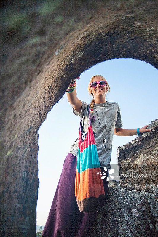 人们在石缸平原检查文物图片素材
