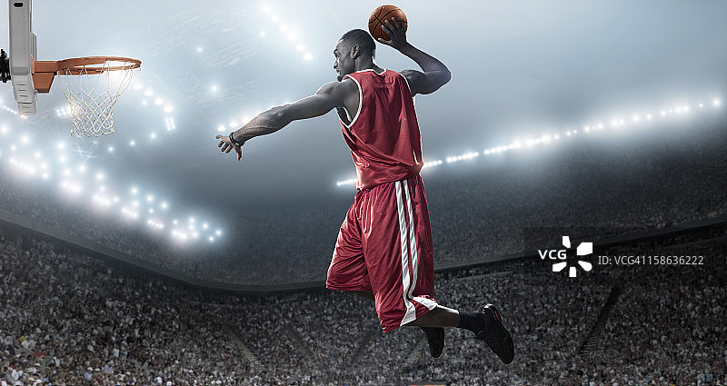 篮球运动员准备扣篮图片素材