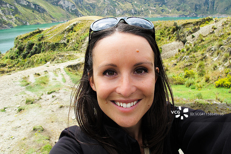 在基洛托阿湖的自画像-微笑的女孩图片素材