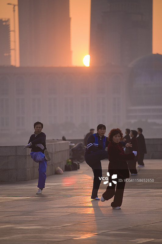人们在城市屋顶上锻炼图片素材