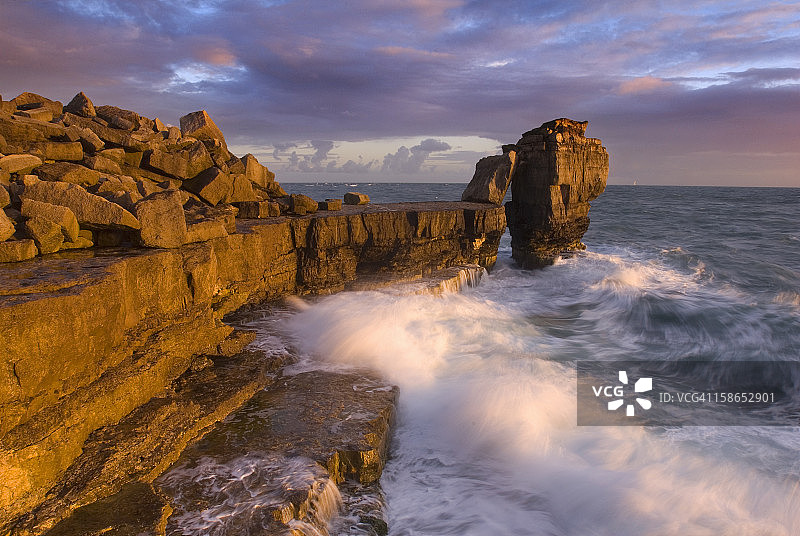 海浪拍打多岩石的海岸线图片素材