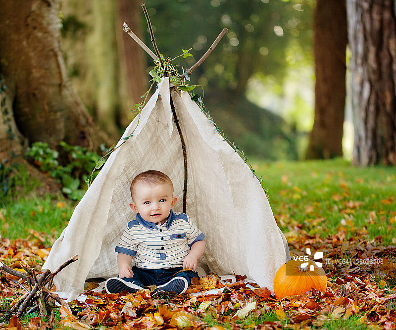 拿着南瓜的小男孩图片素材