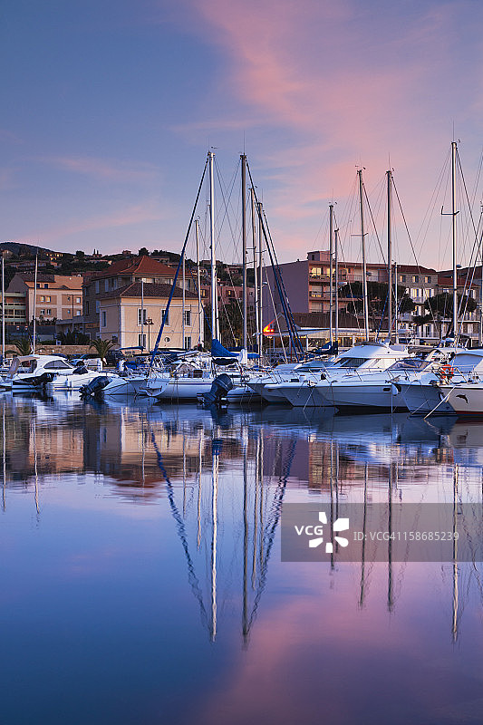 普罗普里亚诺的城镇码头黄昏景色图片素材