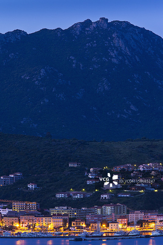 普罗普里亚诺小镇的清晨鸟瞰图片素材