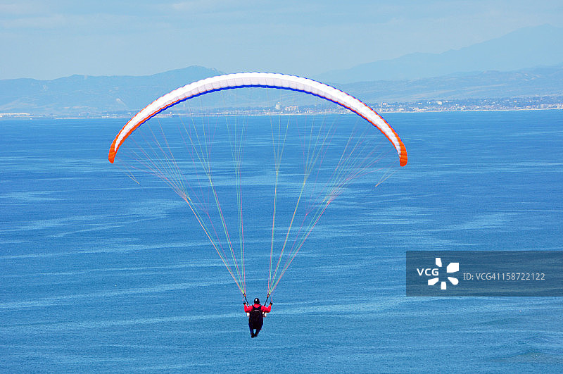 在海洋上空滑翔图片素材