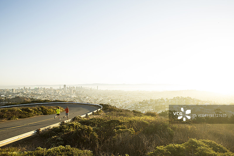 两名男子在日出时跑步图片素材