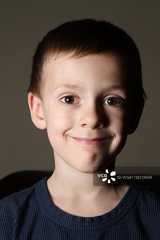 对着镜头友善微笑的小男孩图片素材