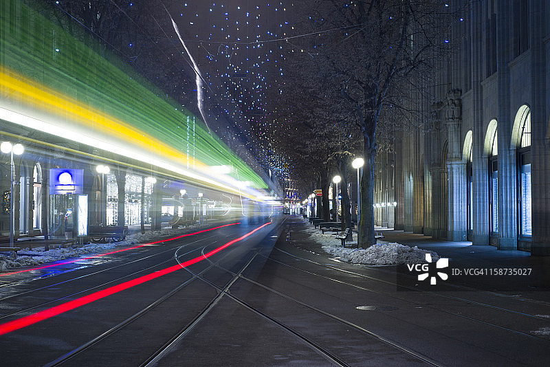 夜晚苏黎世班霍夫大街上的有轨电车图片素材