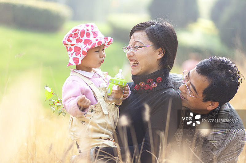 快乐的亚洲家庭图片素材